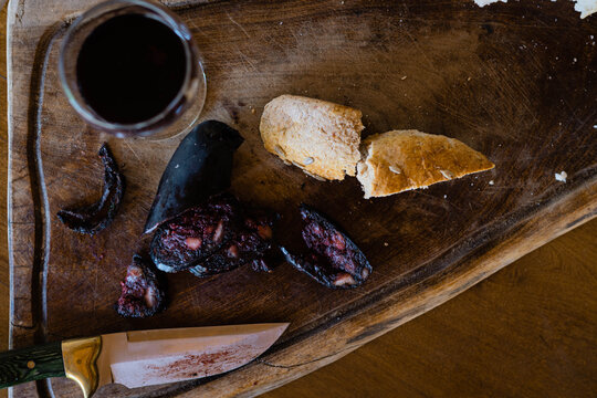 plano de morcilla de sangre de vaca con pan y cuchillo sobre madera 