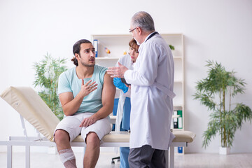 Fototapeta premium Young leg injured man in the hospital