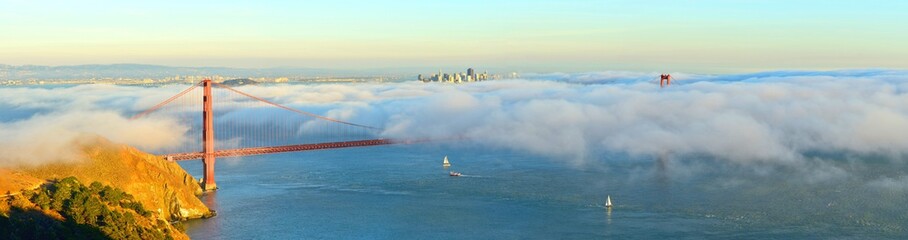 Obraz premium Panoramic View of the Golden Gate Bridge at Sunset