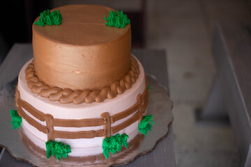 Pastel de vaquero con pasto encima, vacas