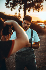 Chico joven vistiendo un mono vaquero con atardecer puesta de sol en el sur de españa modelo