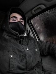 hombre con cubre bocas