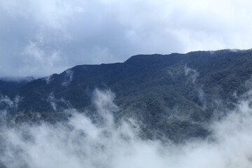 Cielo y montañas