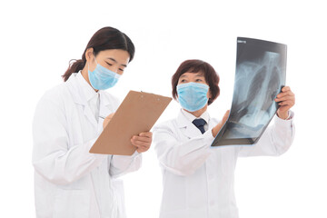 Attending physicians and interns are studying X-rays of coronary pneumonia
