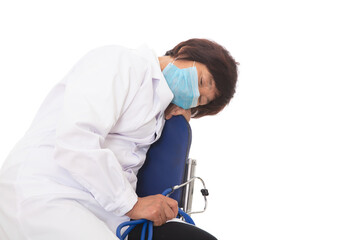 Naklejka premium The doctor wearing a mask fell asleep on the chair