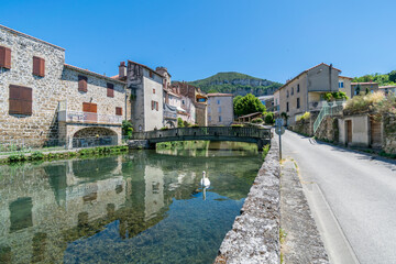 Creissels, village médiéval au pied des falaises du causse du Larzac en Aveyron.	