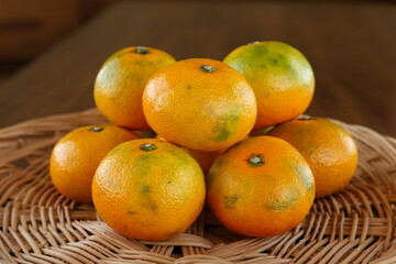 organic mandarin orange or tangerine in the rattan bowl 바구니에 담긴 귤, 감귤