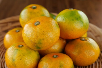 organic mandarin orange or tangerine in the rattan bowl 바구니에 담긴 귤, 감귤