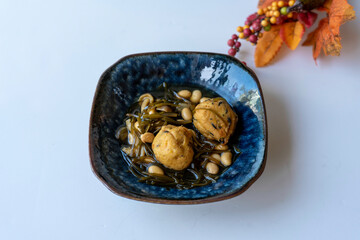 白バックのがんもどきと昆布と大豆の煮物