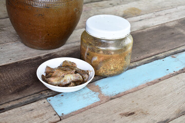 jar of honey and cinnamon