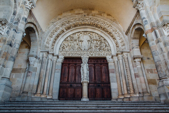porte et parvis de la cath&eacute;drale d'Autun. Porte et parvis d'une cath&eacute;drale.