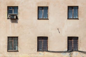 Fototapeta na wymiar Old windows in a multi-storey building