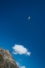 un parapente dans le ciel et les alpes.
