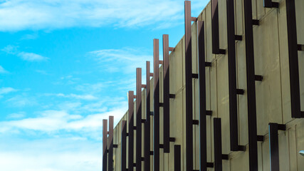 Obraz premium The background of the building and the sky is bright.