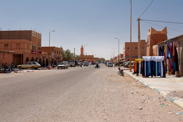 Wioska Tagounite w południowym Maroku, na skraju Sahary. - obrazy, fototapety, plakaty