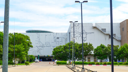 Obraz premium Building with parking and sky.