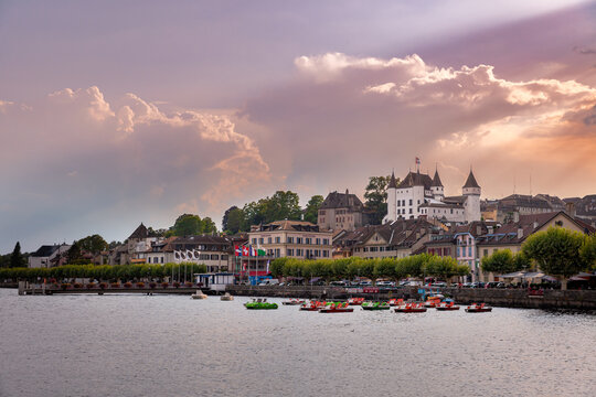 Front de mer de Nyon et vue sur le ch&acirc;teau sur les rives du lac L&eacute;man, Suisse