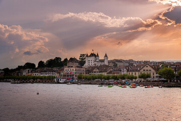 Front de mer de Nyon et vue sur le ch&acirc;teau sur les rives du lac L&eacute;man, Suisse