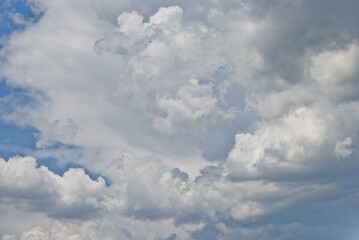 Obraz premium the blue sky is floating here is a beautiful white cloud