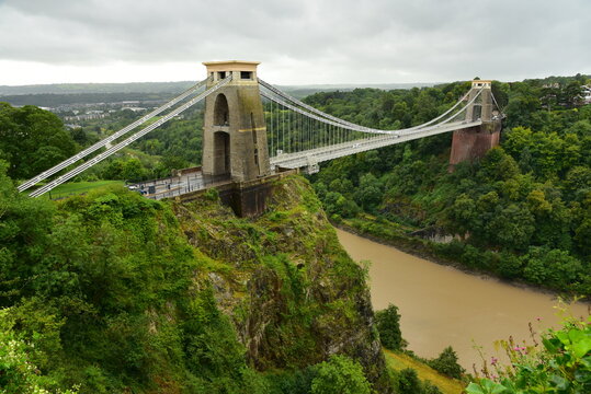 Veduta del ponte sospeso di Clifton sul fiume Avon (Galles).