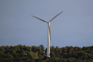 Fototapeta na wymiar Eolienne dans le parc éolien de Montjoyer-Rochefort-en-Valdaine, ville de Rochefort en Valdaine, département de la Drôme, France