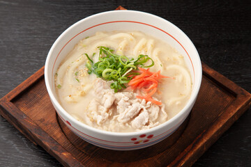豚骨スープのうどん