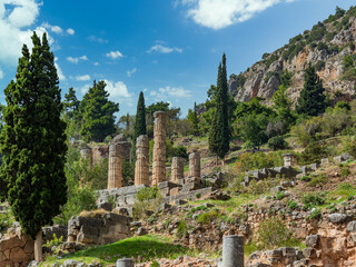 Obraz premium The ancient ruins of the temple of Apollo in Delphi