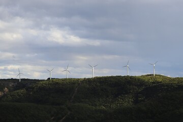 Eoliennes dans le parc éolien de Montjoyer-Rochefort-en-Valdaine, ville de Rochefort en Valdaine, département de la Drôme, France