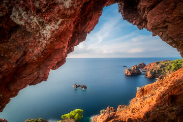 A natural window on the Cap dramont