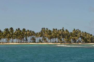 Sailing around the paradise islands and beaches of San Blas (Kuna Yala) in the Caribbean, Panama