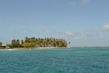 Sailing around the paradise islands and beaches of San Blas (Kuna Yala) in the Caribbean, Panama