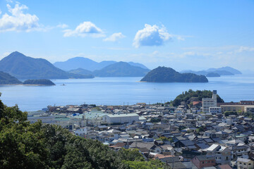 Fototapeta premium 竹原市忠海町の国立公園黒滝山登山口から見た瀬戸内海のしまなみ