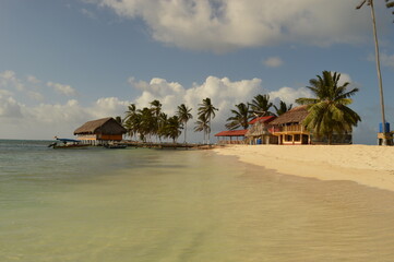 Sailing around the paradise islands and beaches of San Blas (Kuna Yala) in the Caribbean, Panama