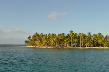 Sailing around the paradise islands and beaches of San Blas (Kuna Yala) in the Caribbean, Panama