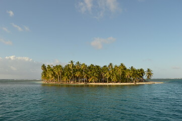 Sailing around the paradise islands and beaches of San Blas (Kuna Yala) in the Caribbean, Panama