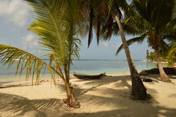 Obraz na płótnie Canvas Sailing around the paradise islands and beaches of San Blas (Kuna Yala) in the Caribbean, Panama