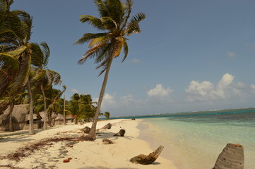 Sailing around the paradise islands and beaches of San Blas (Kuna Yala) in the Caribbean, Panama