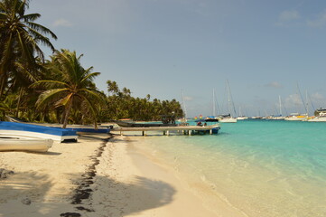 Sailing around the paradise islands and beaches of San Blas (Kuna Yala) in the Caribbean, Panama