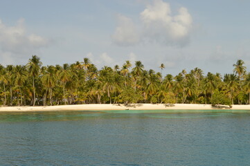 Sailing around the paradise islands and beaches of San Blas (Kuna Yala) in the Caribbean, Panama