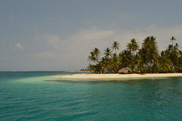 Sailing among the paradise beaches and islands of San Blas / Kuna Yala in the Caribbean Ocean, Panama