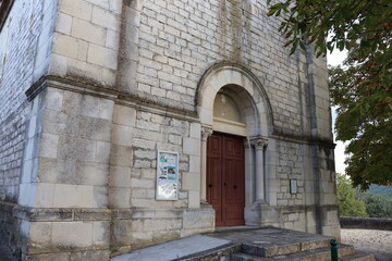 L'église catholique Saint Bonnet à Puygiron vue de l'extérieur, ville de Puygiron, département de la Drôme, France