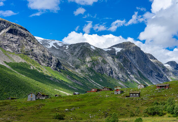 Fototapeta na wymiar Urlaub in Süd-Norwegen: der schöne klare Berg-See Langvatnet nähe Geiranger