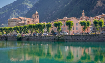 Village médiéval de Breil-sur-Roya dans la vallée de la Roya et sa retenue d'eau. Région PACA, France.