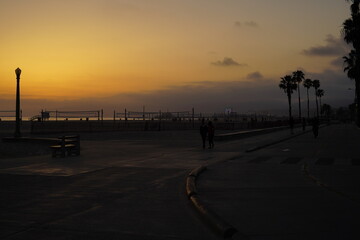 サンタモニカのビーチの夕暮れ
