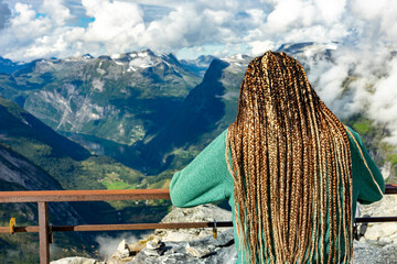 Urlaub in Süd-Norwegen: Frau / Touristin schaut glücklich vom Aussichtspunkt Dalsnibba ins Tal...