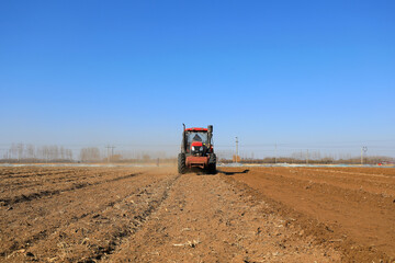 Obraz premium Planter planting peas on farm, North China