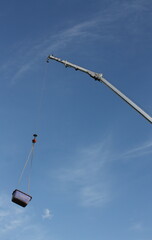 Lastenkran im Einsatz. bei blauem Himmel und Wolken 