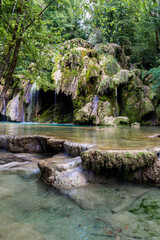 Naklejka na ściany i meble La cascade des Tufs, chute d'eau de la Cuisance, remarquable pour ses massifs de tuf, située dans la commune des Planches-près-Arbois dans le Jura, en Franche-Comté