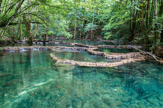 Bassins cr&eacute;&eacute;s par des barrages naturels de tuf appel&eacute;s gours, en amont de la cascade des Tufs, une chute d'eau de la Cuisance, dans la commune des Planches-pr&egrave;s-Arbois dans le Jura