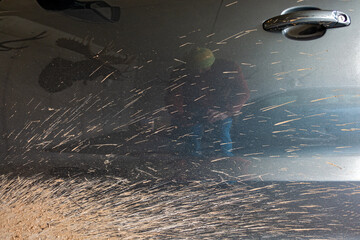AUTOTÜR MIT SCHMUTZSPRITZERN . CAR DOOR WITH SPLASHES